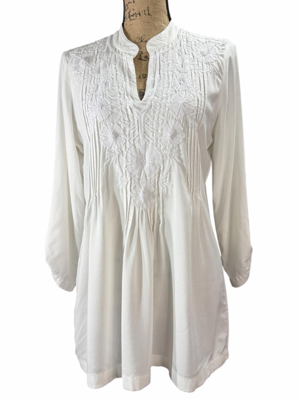 Lilly Pulitzer white top embroidery, pleated details, tab sleeves EC Size Small